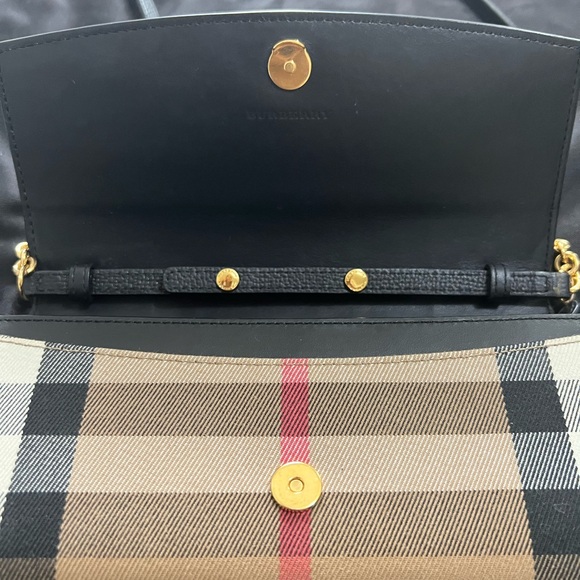 This Burberry Henley Coca Check
Derby Leather Convertible Chain bag - Picture 6 of 14